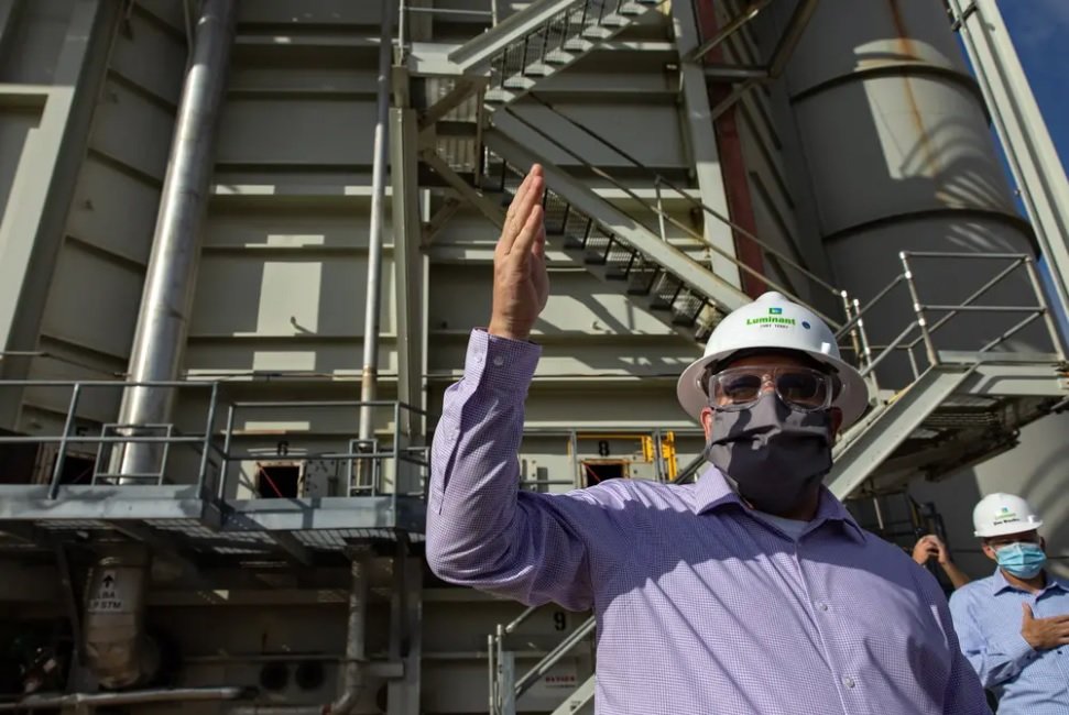 Curt Terry, plant manager at Vistra Corp.’s Midlothian power plant, gave a media tour in October to explain the weatherization process. Six Texas power plants failed unexpectedly on Friday as a heat wave hit the state.